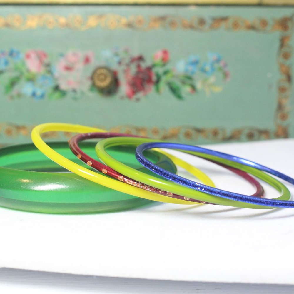 Set of 4 Retro Bright Pop Art Plastic Y2k 2000s Millennium Bangle Bracelet Set
